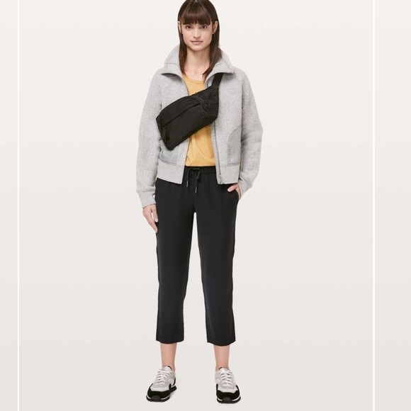 Lululemon On The Fly Crop *Woven 23" Black Sz 2 - Picture 12 of 12